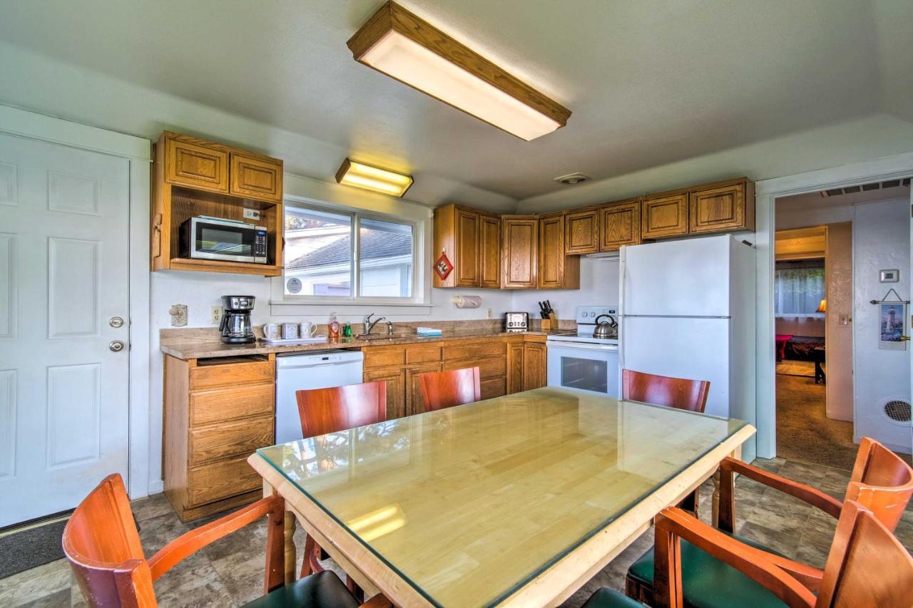 Cliffside Lighthouse Beach Home With Ocean View Coos Bay Exteriér fotografie